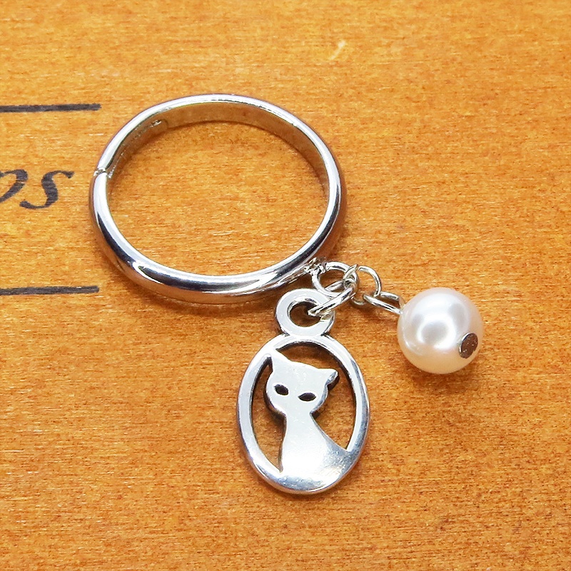 シルバーカラー 猫とスワロフスキーパールのチャーム付きリング フリーサイズ