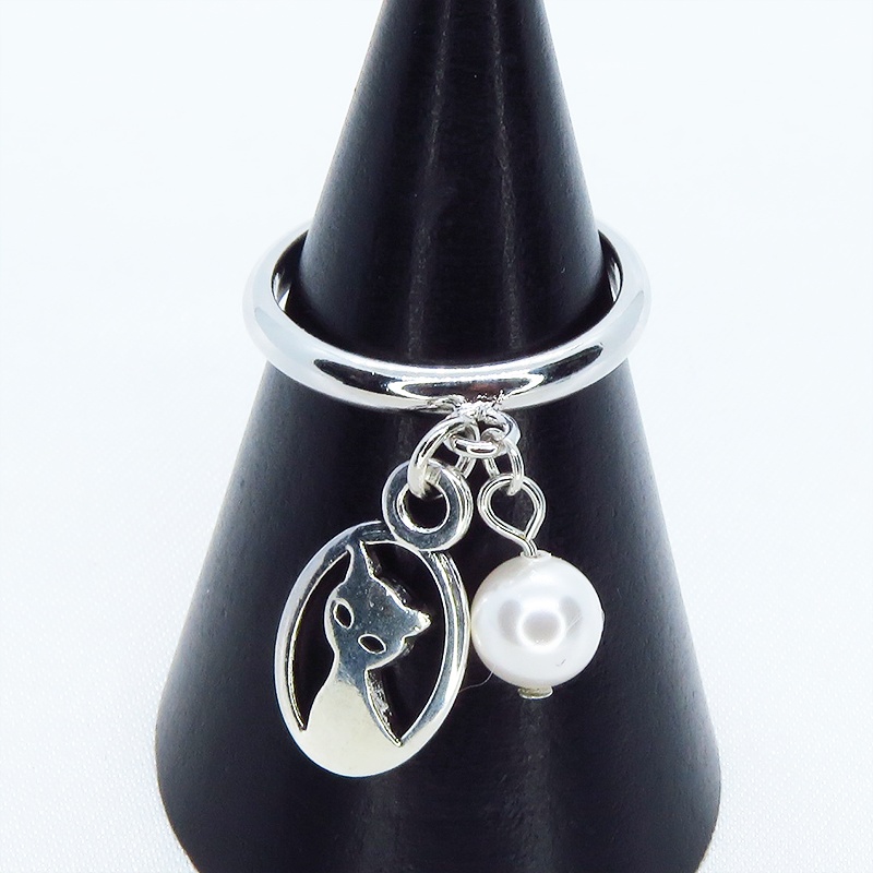 シルバーカラー 猫とスワロフスキーパールのチャーム付きリング フリーサイズ