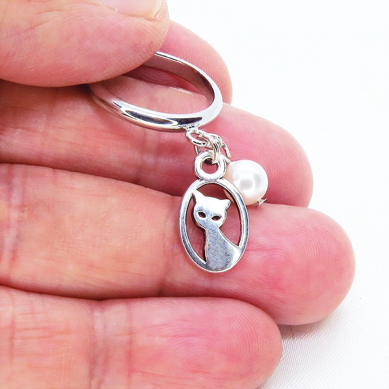 シルバーカラー 猫とスワロフスキーパールのチャーム付きリング フリーサイズ