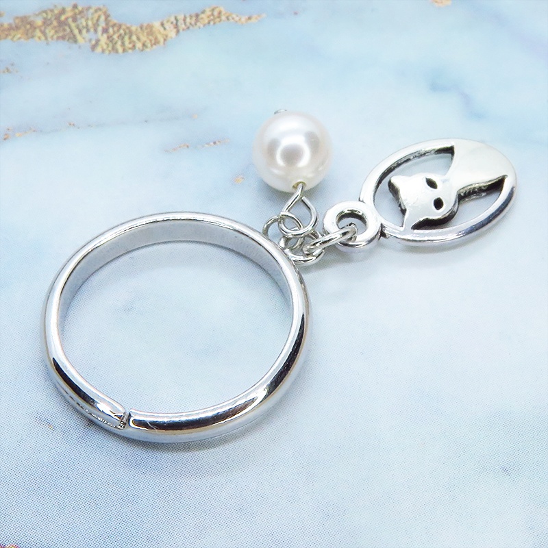 シルバーカラー 猫とスワロフスキーパールのチャーム付きリング フリーサイズ