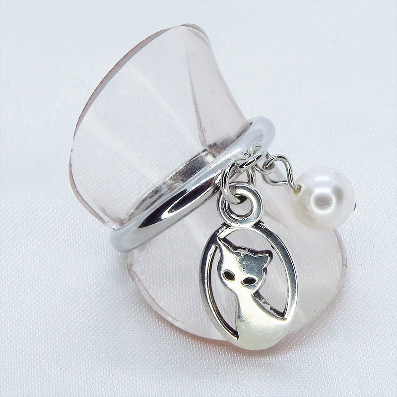 シルバーカラー 猫とスワロフスキーパールのチャーム付きリング フリーサイズ
