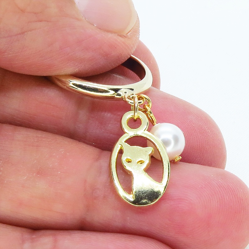 ゴールドカラー 猫とスワロフスキーパールのチャーム付きリング フリーサイズ