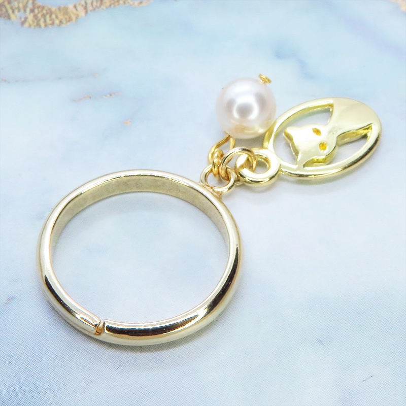 ゴールドカラー 猫とスワロフスキーパールのチャーム付きリング フリーサイズ