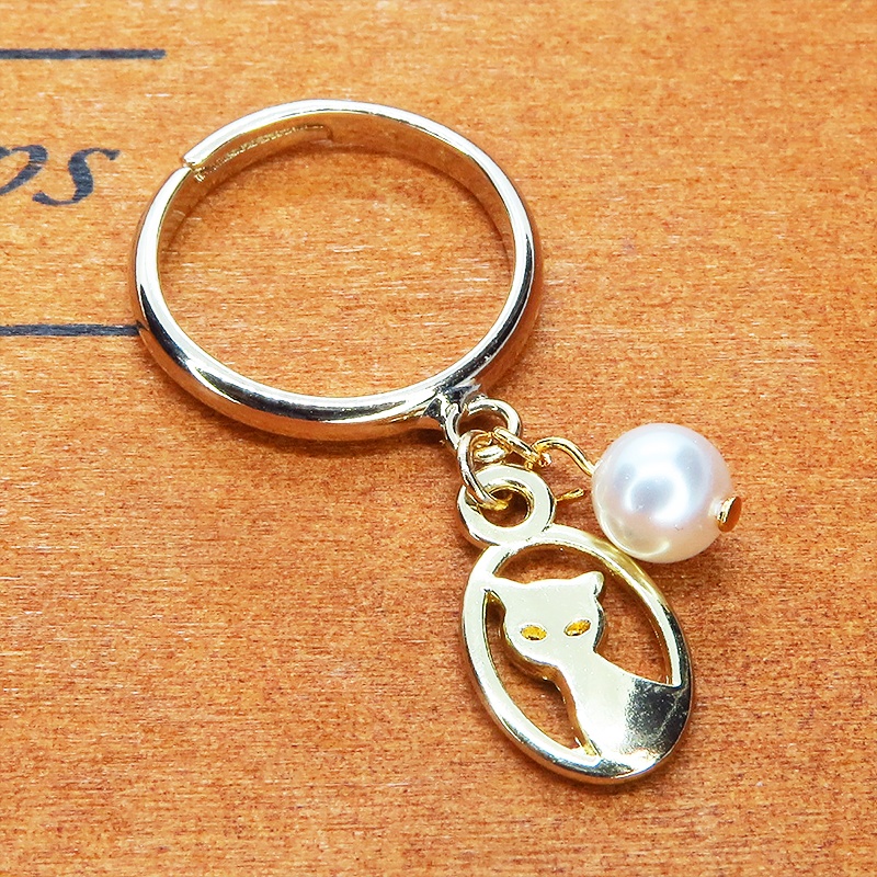 ゴールドカラー 猫とスワロフスキーパールのチャーム付きリング フリーサイズ