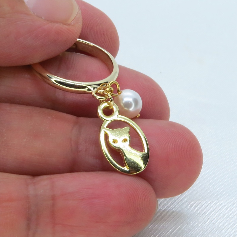 ゴールドカラー 猫とスワロフスキーパールのチャーム付きリング フリーサイズ