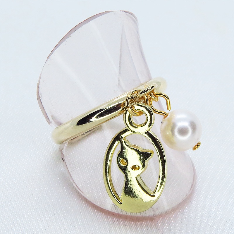 ゴールドカラー 猫とスワロフスキーパールのチャーム付きリング フリーサイズ