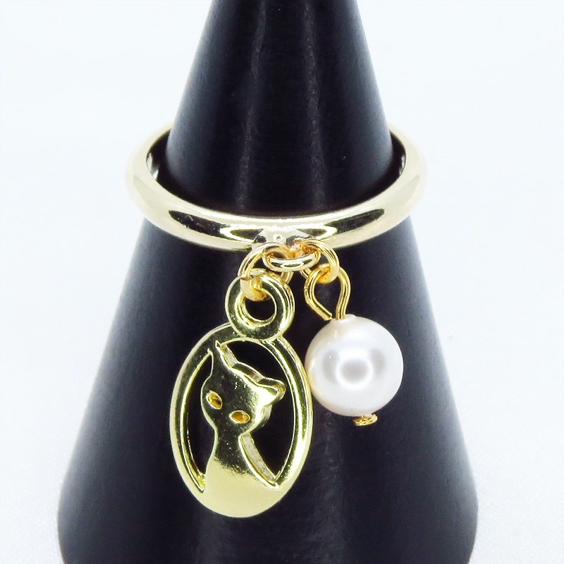 ゴールドカラー 猫とスワロフスキーパールのチャーム付きリング フリーサイズ