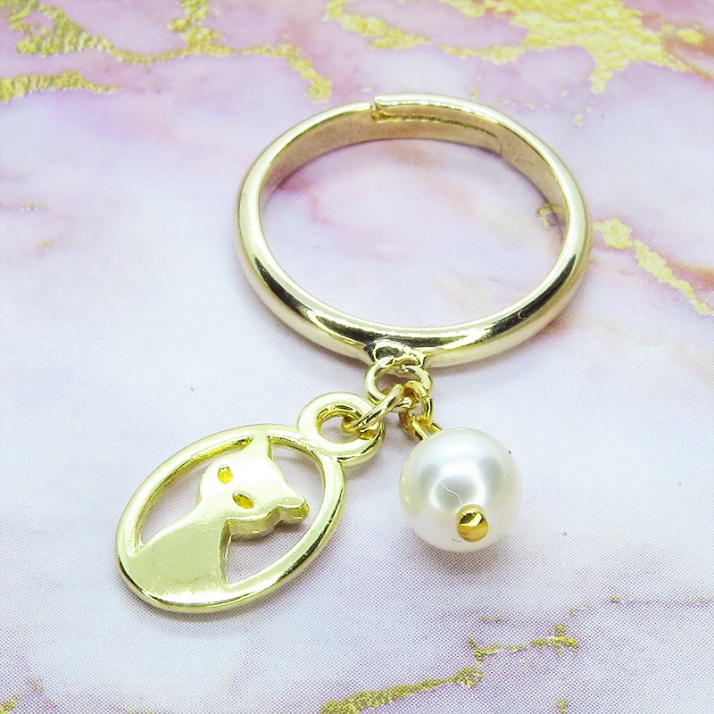 ゴールドカラー 猫とスワロフスキーパールのチャーム付きリング フリーサイズ