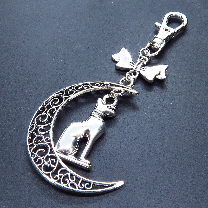 猫の神様 アンティークシルバーのバステト神と透かし三日月の大人可愛いキーホルダー ムーン リボン