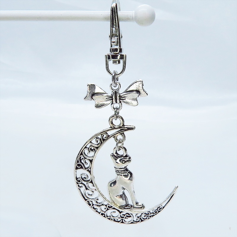猫の神様 アンティークシルバーのバステト神と透かし三日月の大人可愛いキーホルダー ムーン リボン