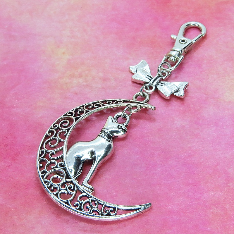 猫の神様 アンティークシルバーのバステト神と透かし三日月の大人可愛いキーホルダー ムーン リボン