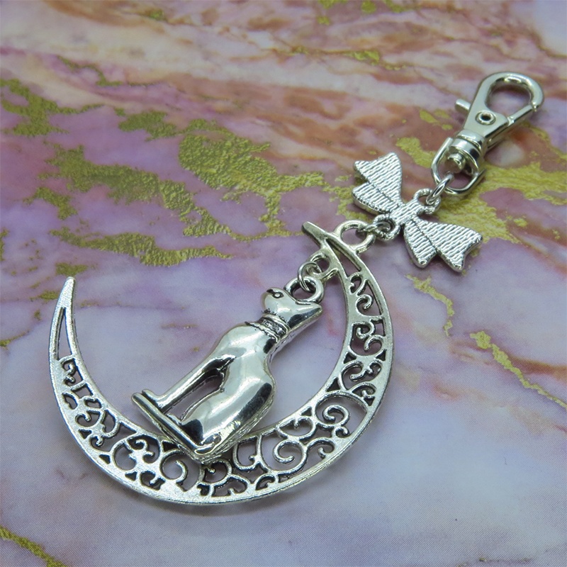 猫の神様 アンティークシルバーのバステト神と透かし三日月の大人可愛いキーホルダー ムーン リボン