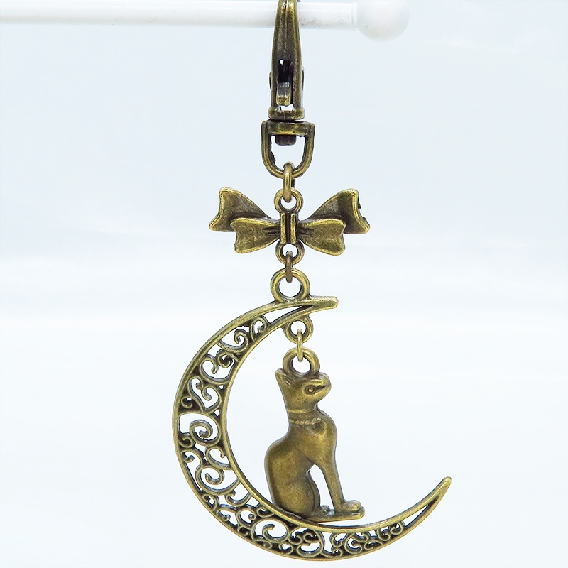 猫の神様 アンティークゴールドのバステト神と透かし三日月の大人可愛いキーホルダー ムーン リボン
