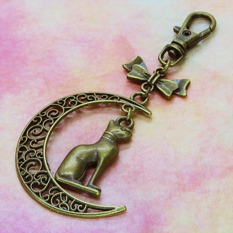 猫の神様 アンティークゴールドのバステト神と透かし三日月の大人可愛いキーホルダー ムーン リボン
