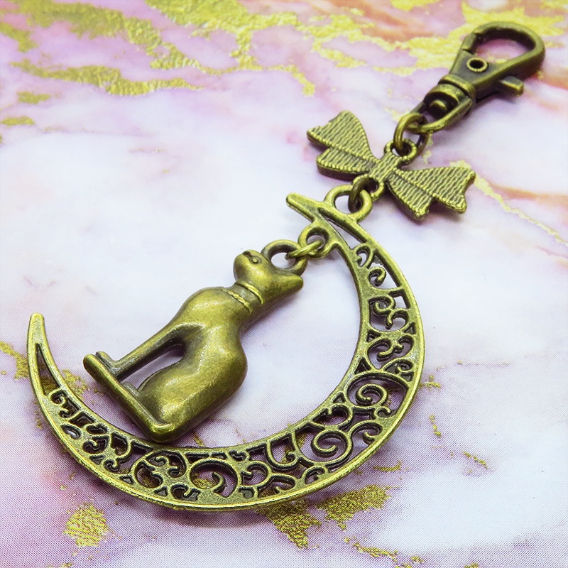 猫の神様 アンティークゴールドのバステト神と透かし三日月の大人可愛いキーホルダー ムーン リボン