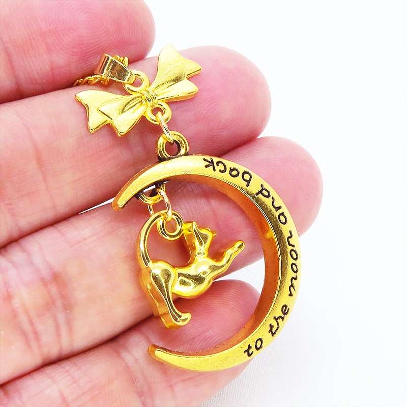 ゴールドカラー のび猫と三日月を組み合わせたペンダント・ネックレス リボン 長さ・SV925変更可 アジャスター追加可