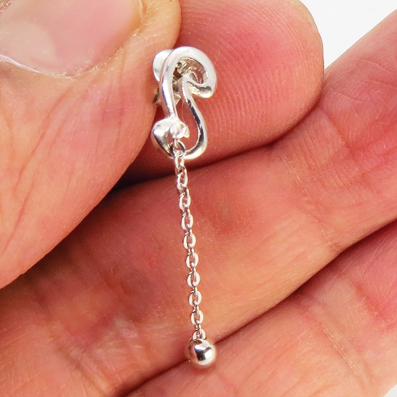 シルバー925 スタイリッシュな猫シルエットモチーフのアシンメトリーピアス チェーン ビーズ