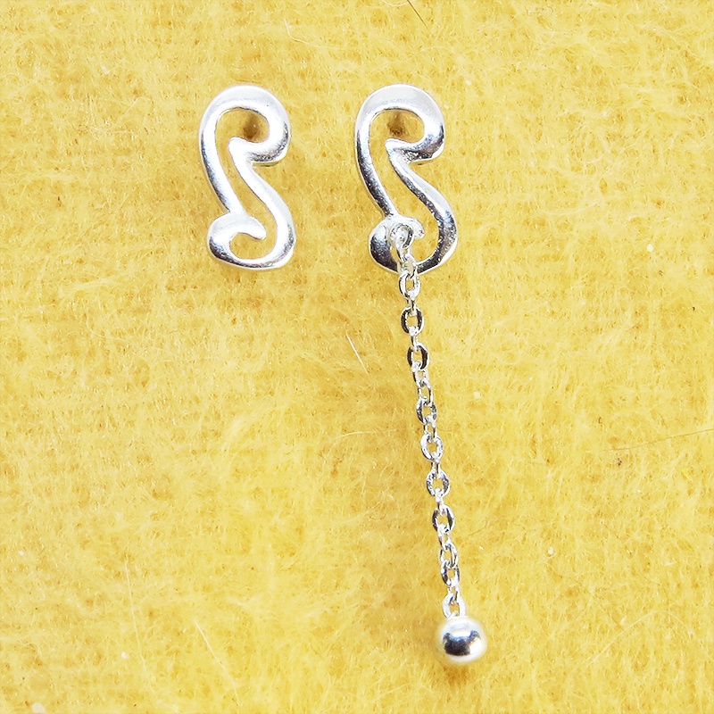 シルバー925 スタイリッシュな猫シルエットモチーフのアシンメトリーピアス チェーン ビーズ