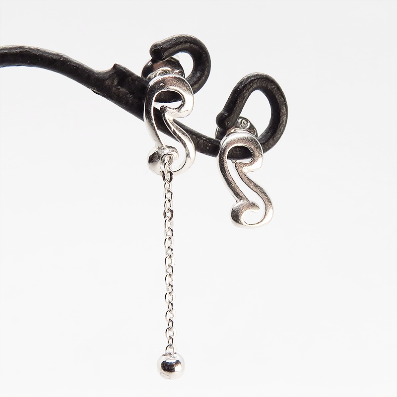 シルバー925 スタイリッシュな猫シルエットモチーフのアシンメトリーピアス チェーン ビーズ