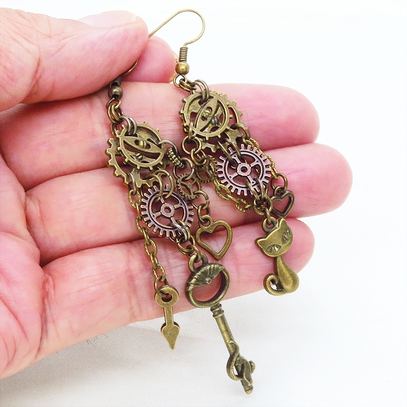 アンティークゴールド スチームパンク風 猫と歯車のアシンメトリーピアス チェーン ハート カギ 時計の針 コンパクト