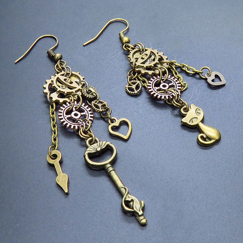 アンティークゴールド スチームパンク風 猫と歯車のアシンメトリーピアス チェーン ハート カギ 時計の針 コンパクト
