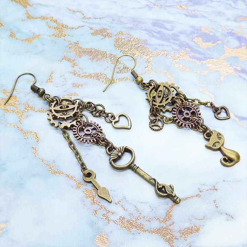 アンティークゴールド スチームパンク風 猫と歯車のアシンメトリーピアス チェーン ハート カギ 時計の針 コンパクト