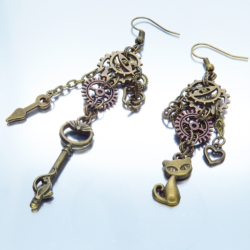 アンティークゴールド スチームパンク風 猫と歯車のアシンメトリーピアス チェーン ハート カギ 時計の針 コンパクト
