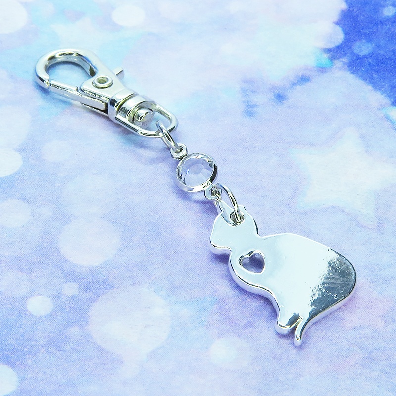 シルバーカラー 猫シルエットモチーフとラインストーンのキーホルダー バッグチャーム シンプル クリア