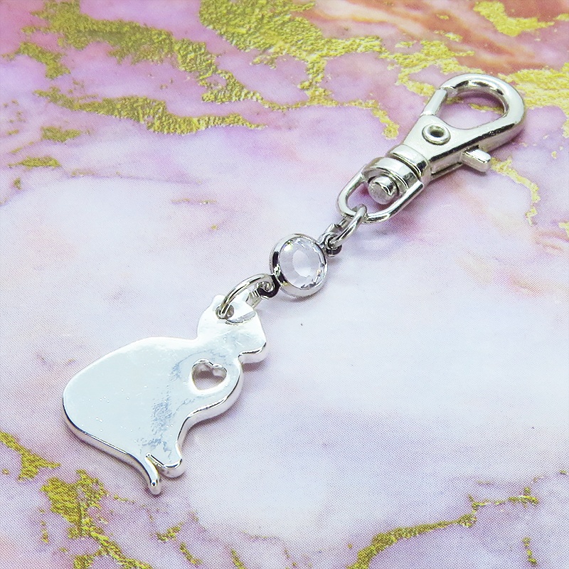 シルバーカラー 猫シルエットモチーフとラインストーンのキーホルダー バッグチャーム シンプル クリア