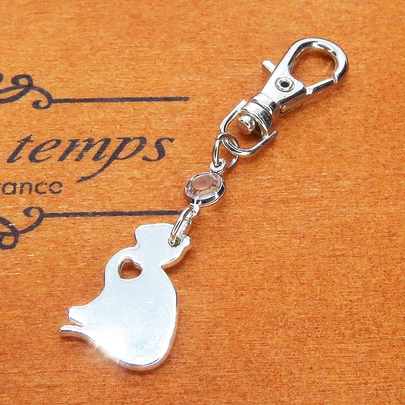 シルバーカラー 猫シルエットモチーフとラインストーンのキーホルダー バッグチャーム シンプル クリア