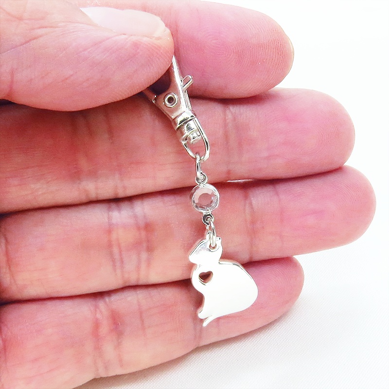 シルバーカラー 猫シルエットモチーフとラインストーンのキーホルダー バッグチャーム シンプル クリア