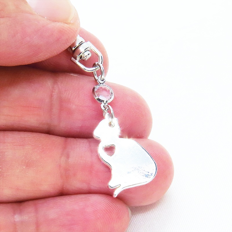 シルバーカラー 猫シルエットモチーフとラインストーンのキーホルダー バッグチャーム シンプル クリア