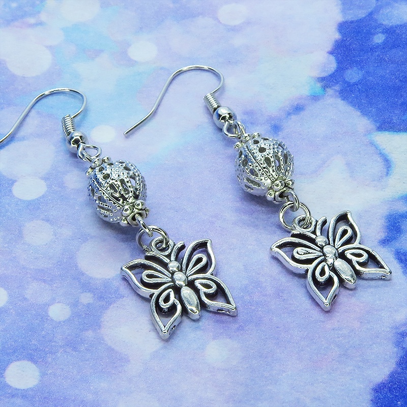 アンティークシルバー 蝶(バタフライ)とメタルビーズを組合せたコンパクトなピアス