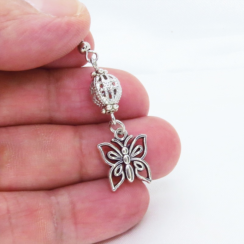 アンティークシルバー 蝶(バタフライ)とメタルビーズを組合せたコンパクトなピアス