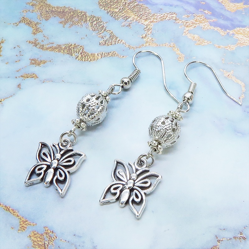 アンティークシルバー 蝶(バタフライ)とメタルビーズを組合せたコンパクトなピアス