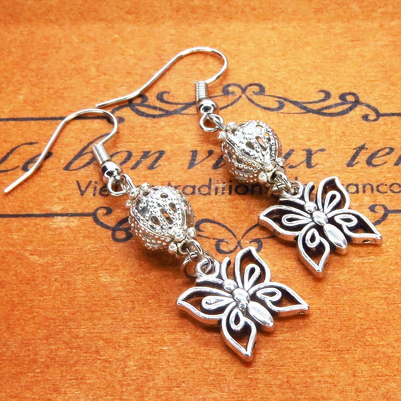 アンティークシルバー 蝶(バタフライ)とメタルビーズを組合せたコンパクトなピアス