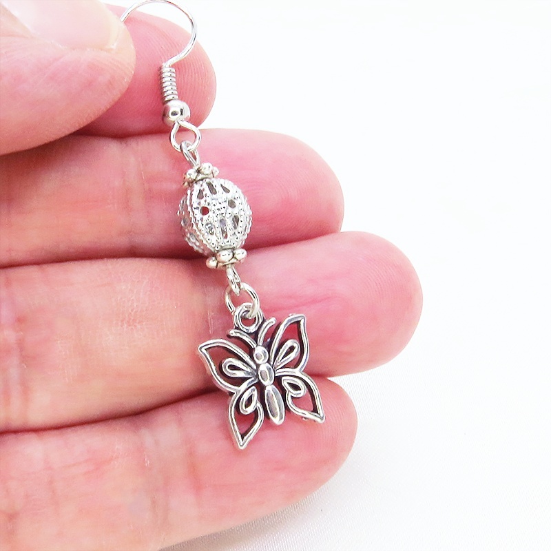 アンティークシルバー 蝶(バタフライ)とメタルビーズを組合せたコンパクトなピアス