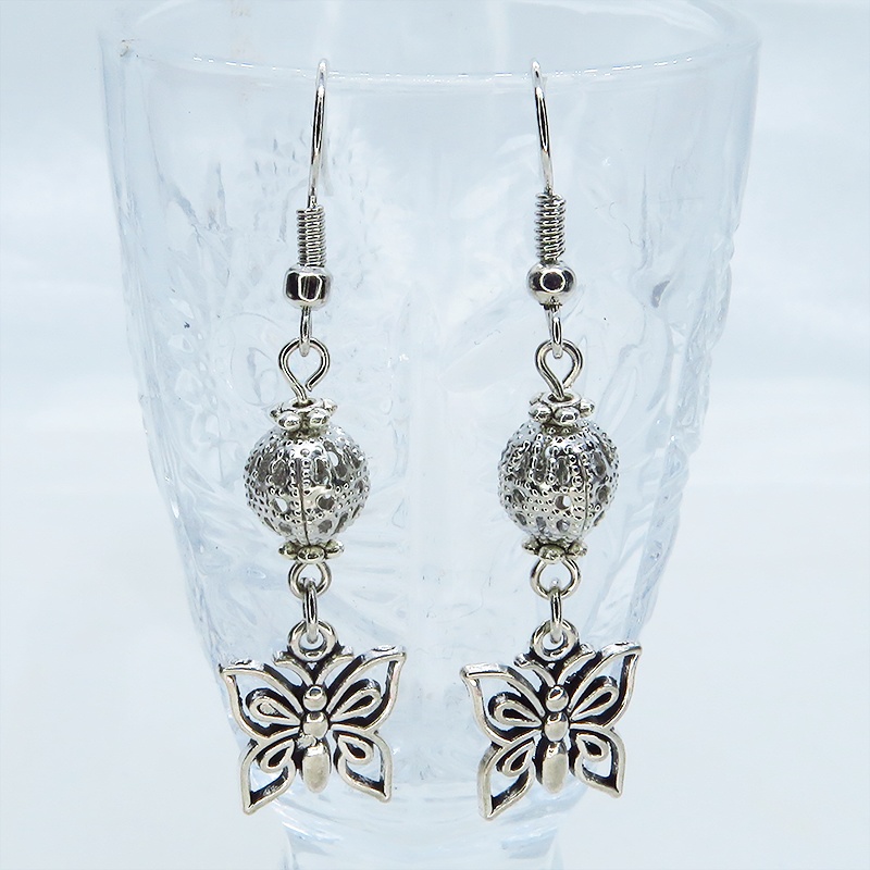 アンティークシルバー 蝶(バタフライ)とメタルビーズを組合せたコンパクトなピアス