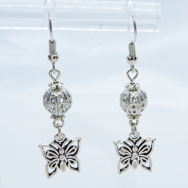 アンティークシルバー 蝶(バタフライ)とメタルビーズを組合せたコンパクトなピアス