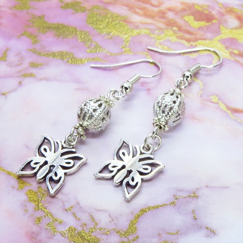 アンティークシルバー 蝶(バタフライ)とメタルビーズを組合せたコンパクトなピアス