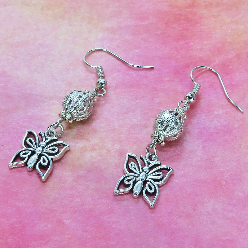 アンティークシルバー 蝶(バタフライ)とメタルビーズを組合せたコンパクトなピアス