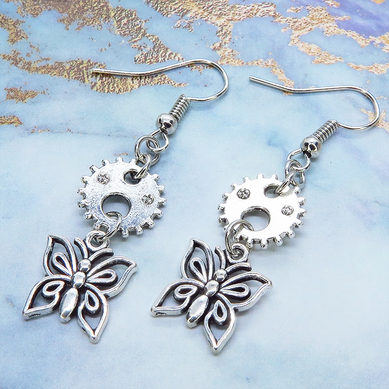 スチームパンク風 アンティークシルバー 蝶(バタフライ)と歯車を組合せたコンパクトなピアス