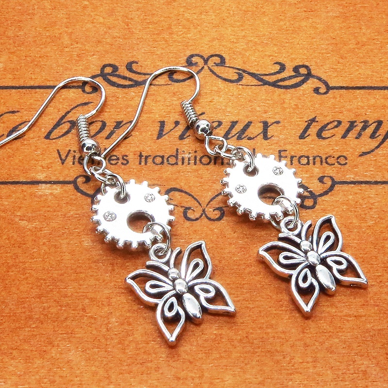 スチームパンク風 アンティークシルバー 蝶(バタフライ)と歯車を組合せたコンパクトなピアス