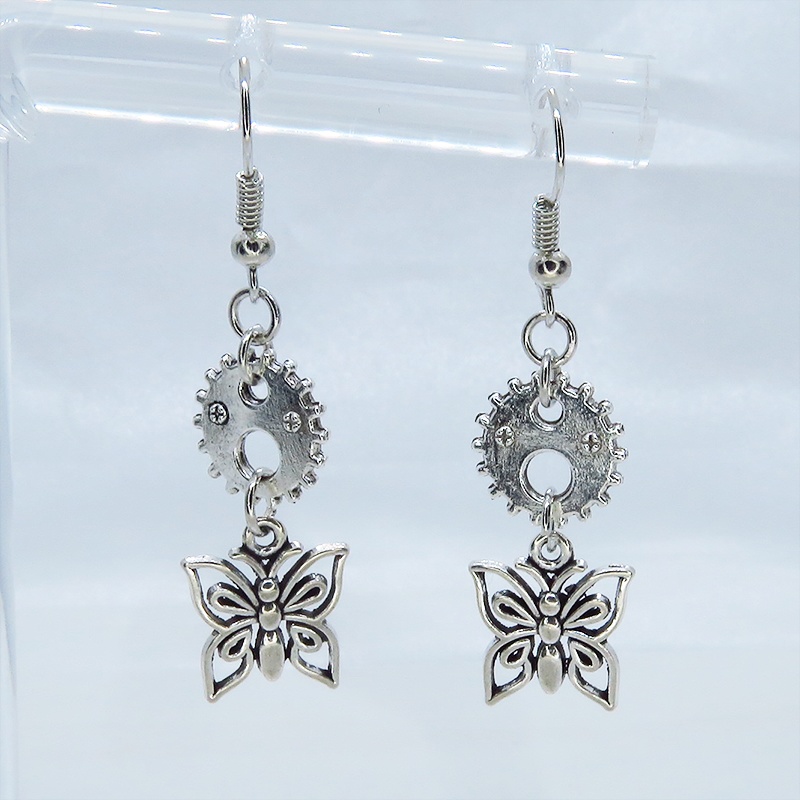 スチームパンク風 アンティークシルバー 蝶(バタフライ)と歯車を組合せたコンパクトなピアス