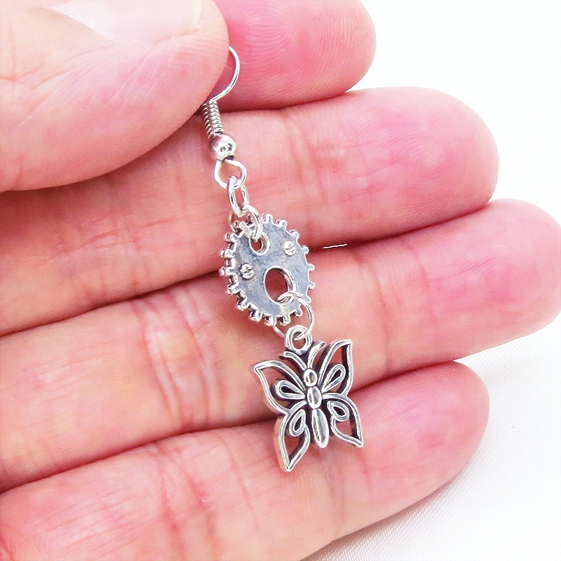 スチームパンク風 アンティークシルバー 蝶(バタフライ)と歯車を組合せたコンパクトなピアス