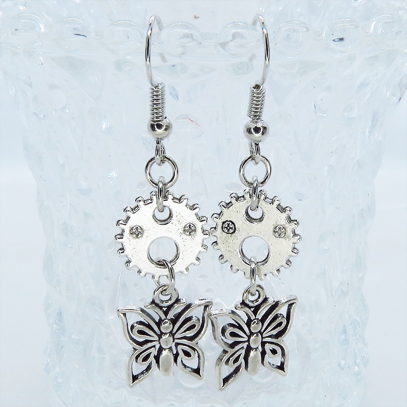 スチームパンク風 アンティークシルバー 蝶(バタフライ)と歯車を組合せたコンパクトなピアス