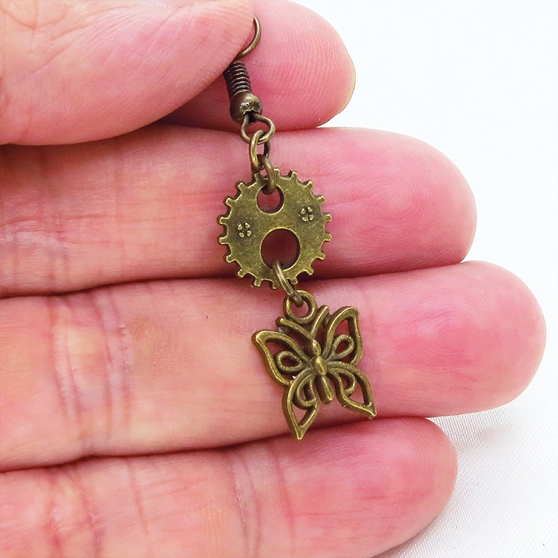 スチームパンク風 アンティークゴールド 蝶(バタフライ)と歯車を組合せたコンパクトなピアス