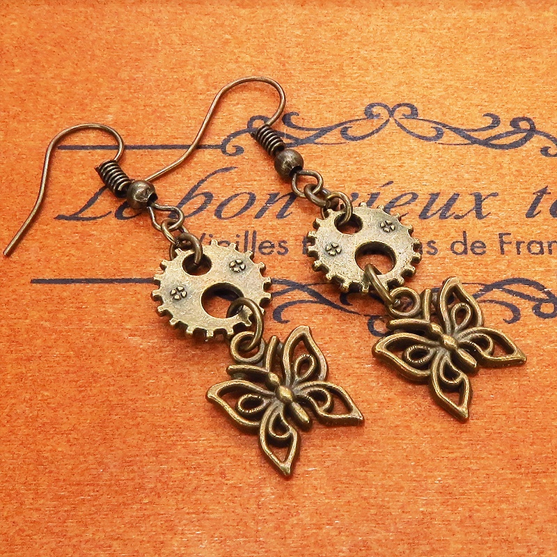 スチームパンク風 アンティークゴールド 蝶(バタフライ)と歯車を組合せたコンパクトなピアス