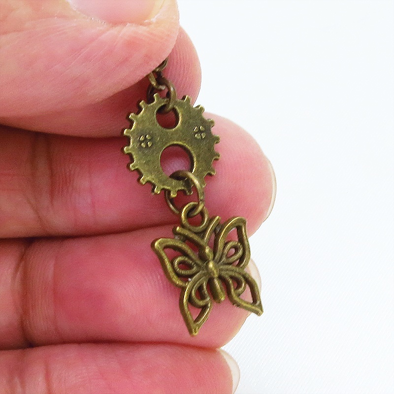 スチームパンク風 アンティークゴールド 蝶(バタフライ)と歯車を組合せたコンパクトなピアス