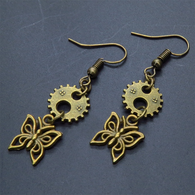 スチームパンク風 アンティークゴールド 蝶(バタフライ)と歯車を組合せたコンパクトなピアス